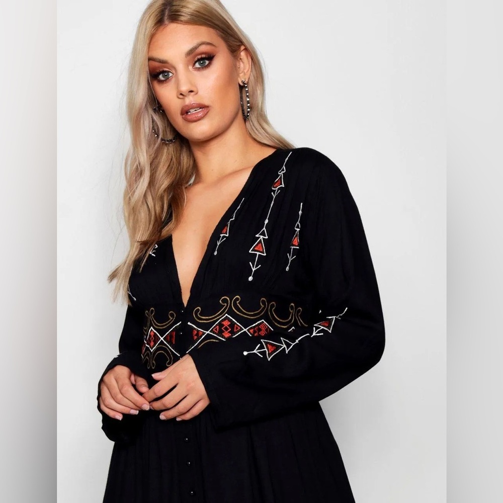Boohoo | Plus Embroidered Plunge Maxi Dress Black - Size US12 | new with tags - Picture 2 of 8